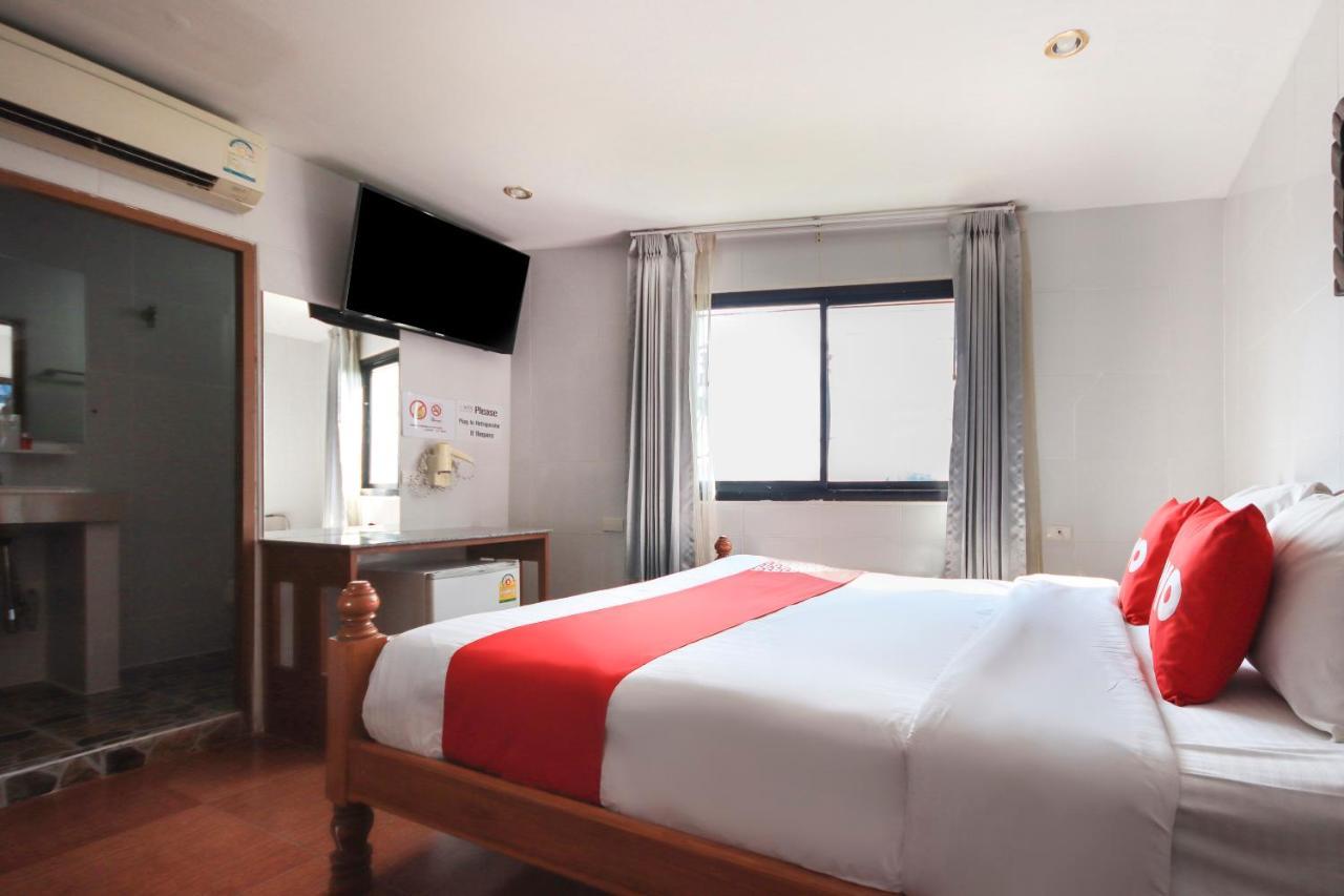 Oyo 861 Patong Dynasty Hotel Екстер'єр фото