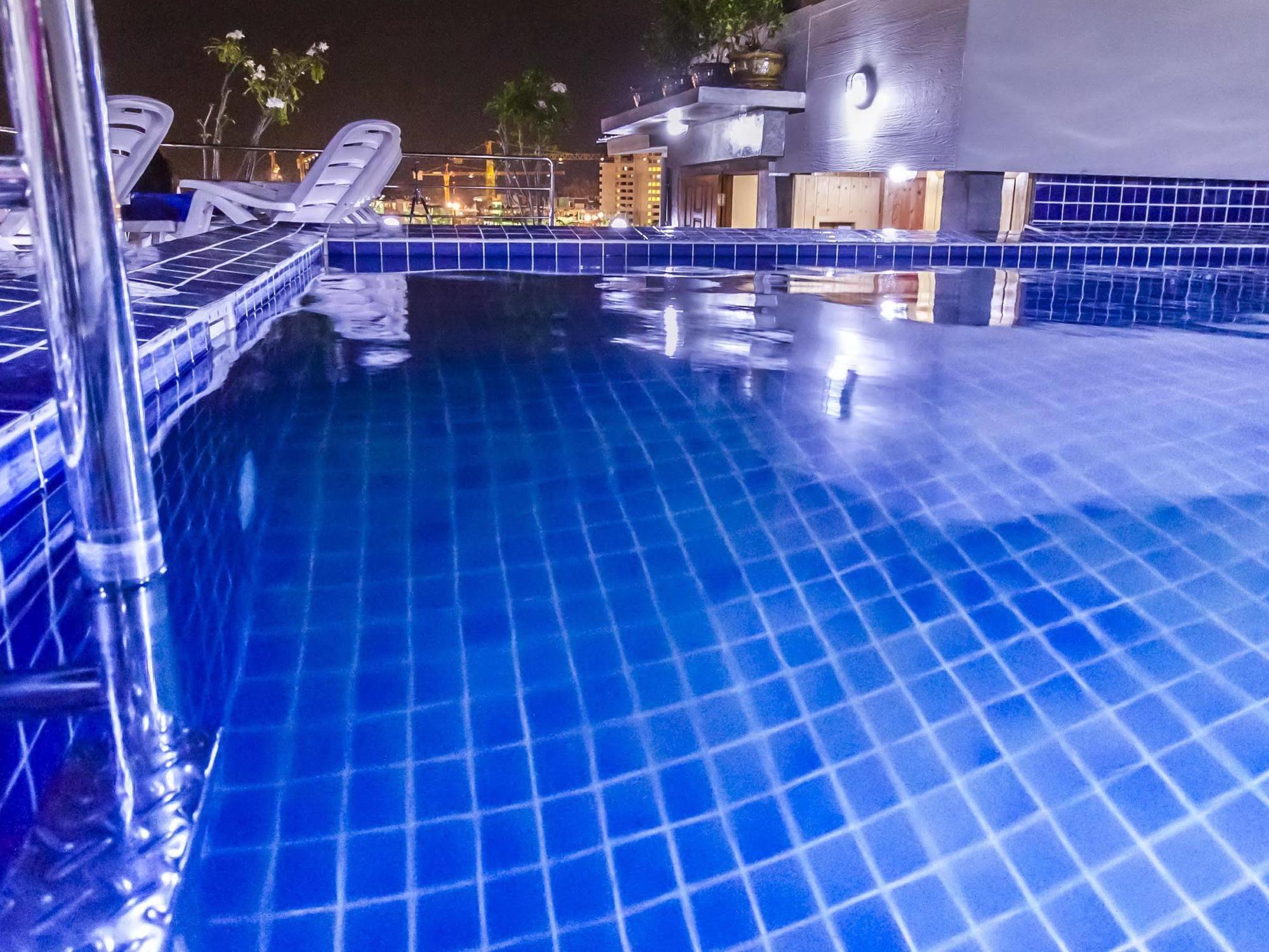 Oyo 861 Patong Dynasty Hotel Екстер'єр фото