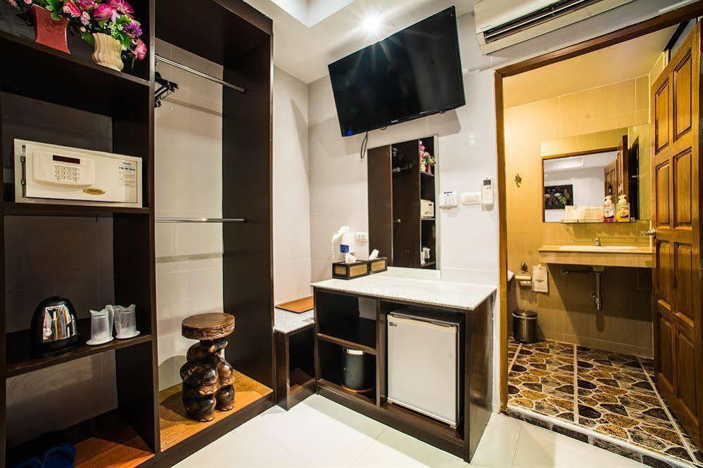 Oyo 861 Patong Dynasty Hotel Екстер'єр фото
